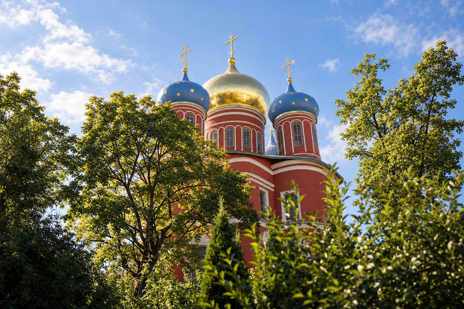 Большой собор среди деревьев