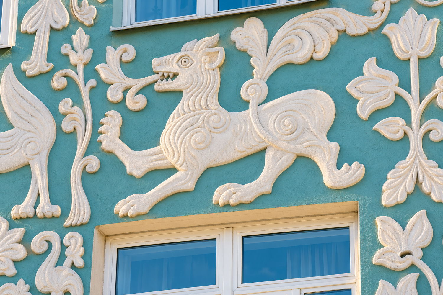 Лев в декоре фасада
