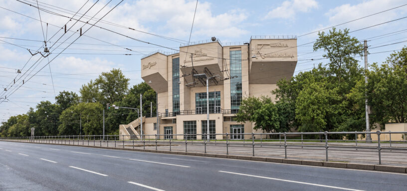 Три консольных объёма клуба Русакова