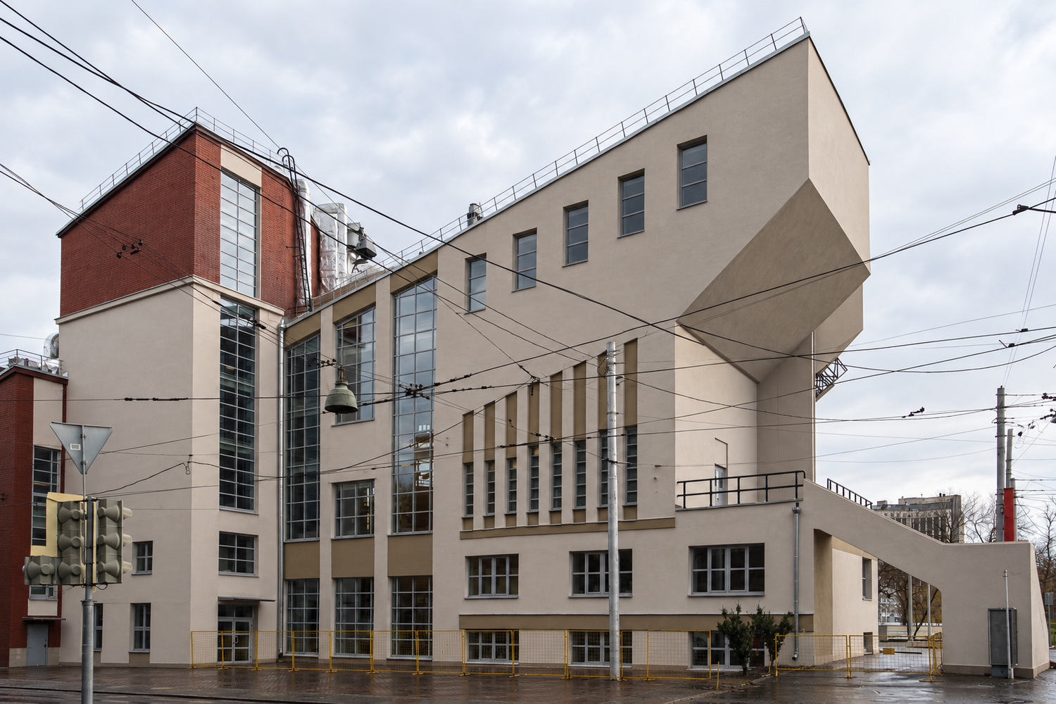 Боковой фасад клуба Русакова и ритм окон