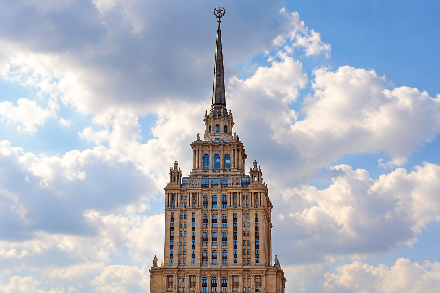 Ступенчатое завершение гостиницы «Украина»