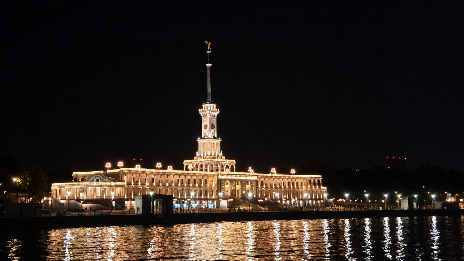 Северный речной вокзал вечером