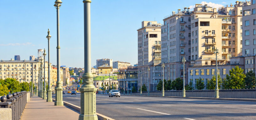 Тротуар Большого Каменного моста и Дом на набережной