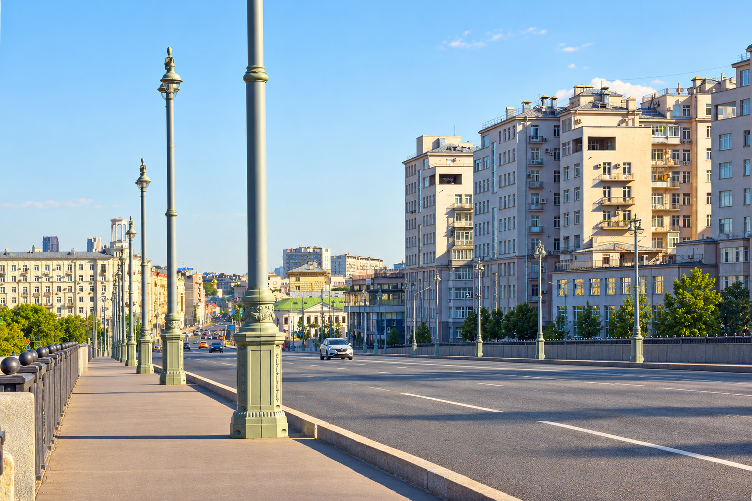 Тротуар Большого Каменного моста и Дом на набережной