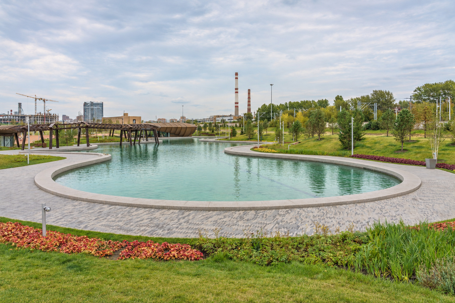 Водоём и пергола Тюфелевой рощи