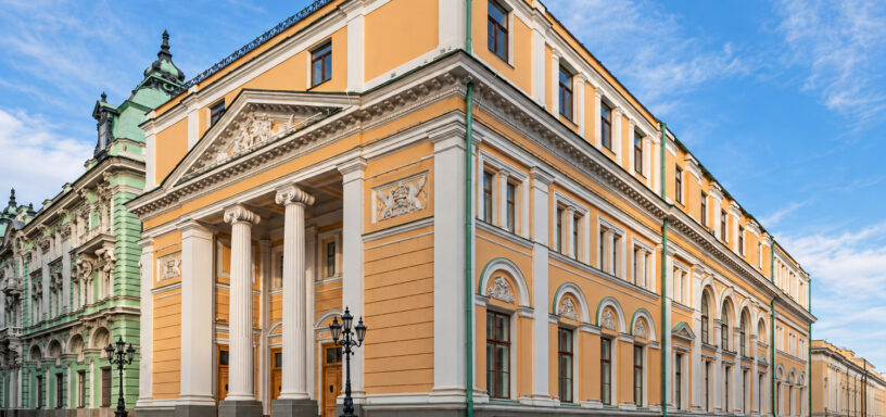 Старое биржевое здание на Ильинке
