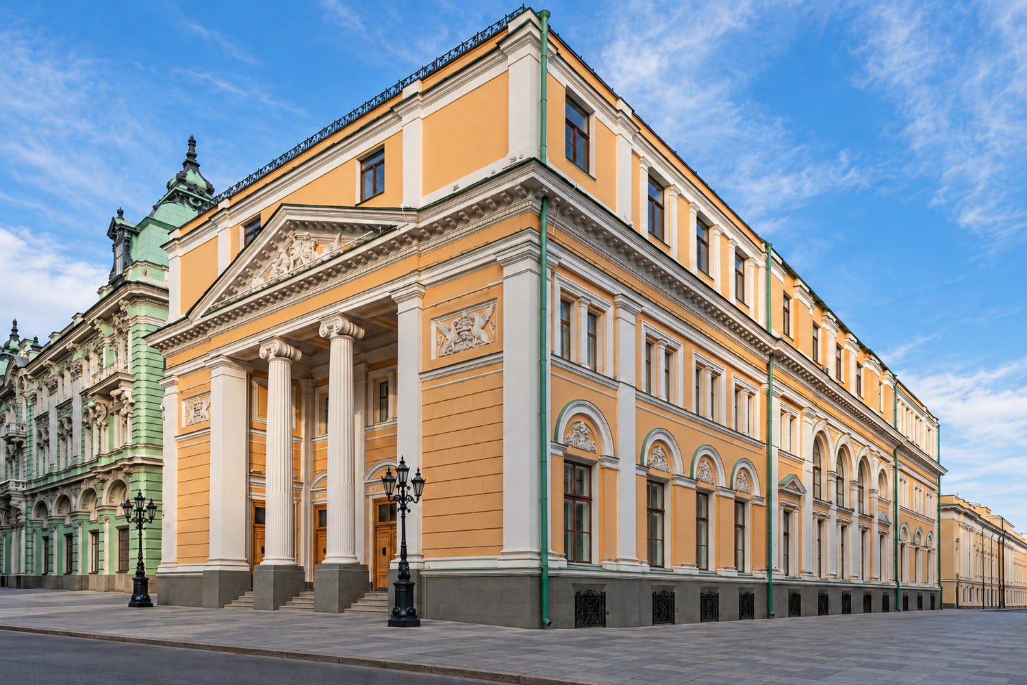 Старое биржевое здание на Ильинке