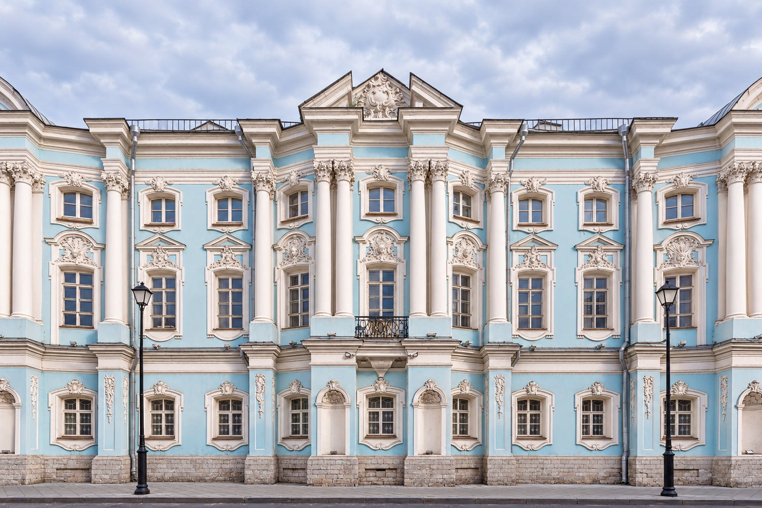 Дом Апраксиных — Трубецких: центральная часть фасада