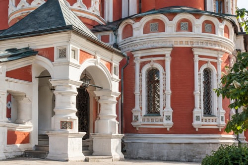 Архитектура старинного храма у Зарядья