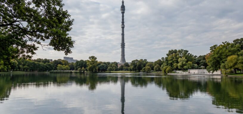 Останкинская телебашня у пруда