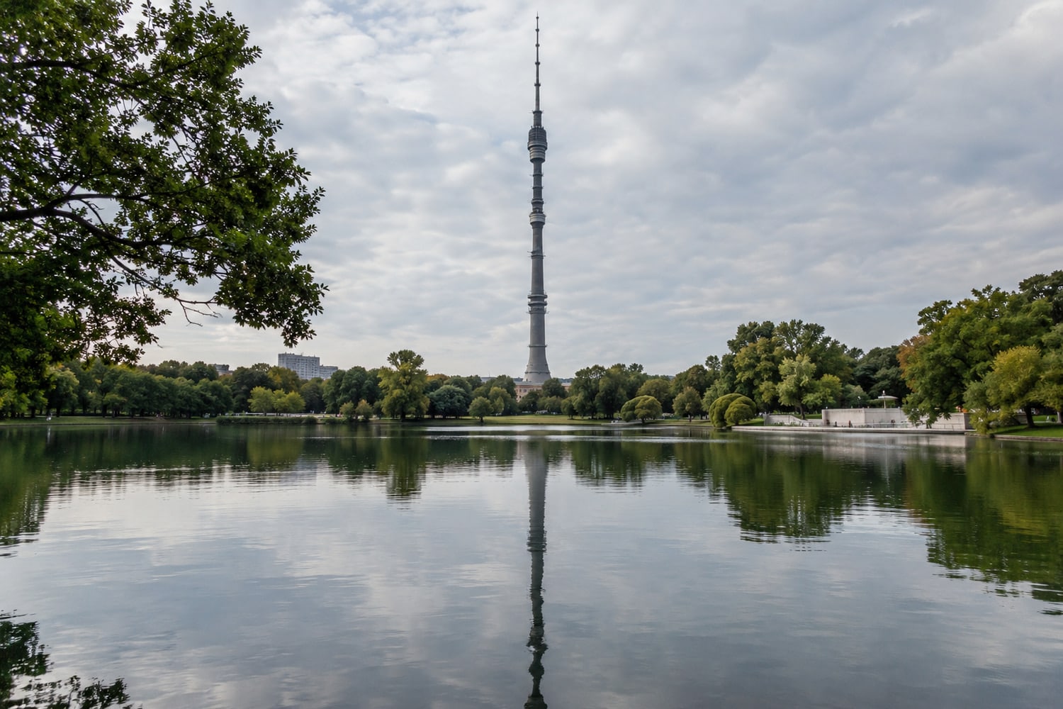 Останкинская телебашня у пруда