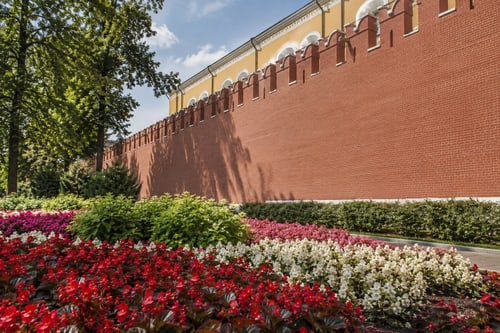 Цветники вдоль Кремлёвской стены