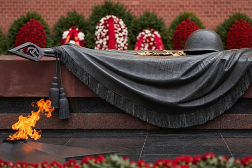 Бронзовое знамя и каска на мемориале
