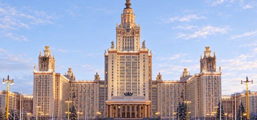 Главное здание МГУ зимой
