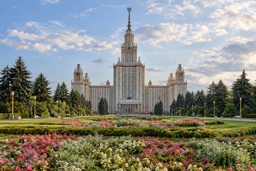 Главное здание МГУ и цветники