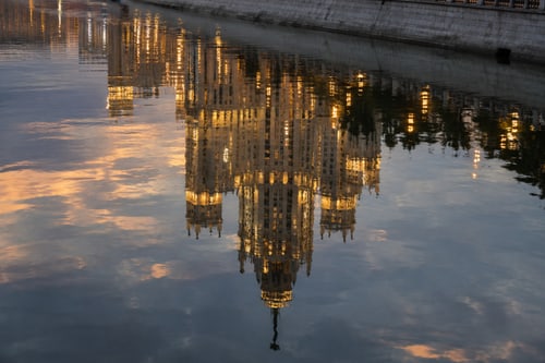 Отражение высотки в воде