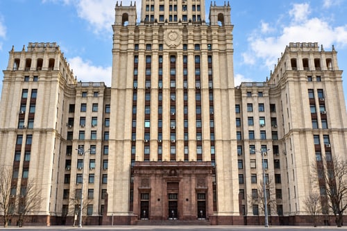 Главный вход высотки у Красных Ворот