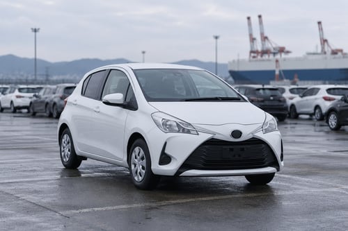 Компактный автомобиль на условной экспортной стоянке